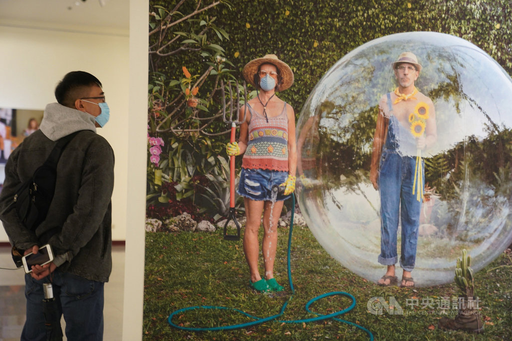 2020台北國際攝影節4日在台北中正紀念堂一展廳登場,展覽以「生活的可能」為主題,吸引民眾賞析展出作品。中央社記者徐肇昌攝 109年12月4日