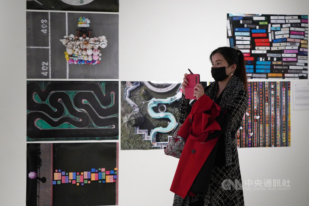 2020台北國際攝影節4日在台北中正紀念堂一展廳登場,展期至13日止,以「生活的可能」為本屆主題,參觀者可飽覽各式精彩空拍作品。中央社記者徐肇昌攝 109年12月4日