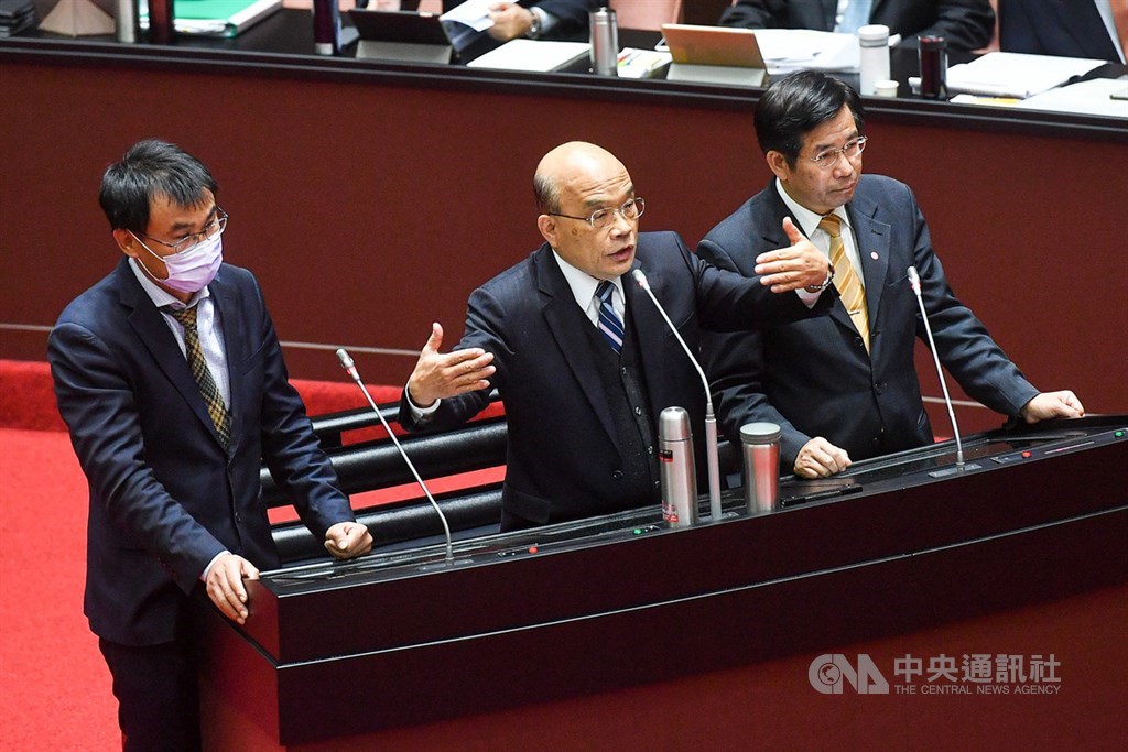 立法院院會4日繼續針對行政院長蘇貞昌(中)施政報告進行質詢,蘇貞昌與農委會主委陳吉仲(左)、教育部長潘文忠(右)同台備詢。中央社記者鄭清元攝 109年12月4日