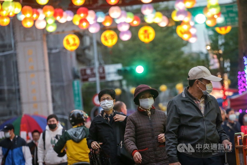 中央氣象局表示,5日到8日持續受到東北季風影響,北部跟東半部仍有降雨機率;溫度部分,5日會略回升一點,預計8日前低溫約在攝氏18度左右。中央社記者裴禛攝 109年12月4日