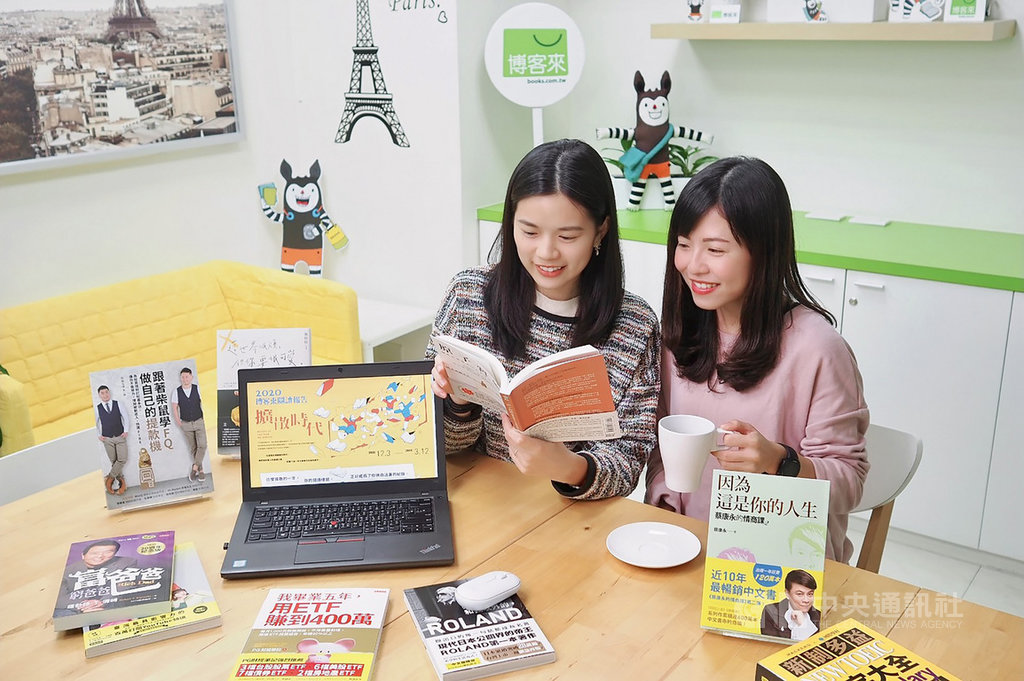 知名網路書店業者博客來公布的2020年閱讀報告中,指出今年出版市場的7大現象,因受到疫情影響,台劇、Podcast逆勢成長都反映在書市上。(博客來提供)中央社 109年12月4日