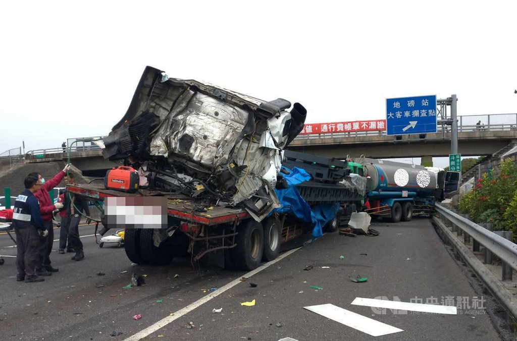 國道1號北向247.5公里處4日發生5部大型車輛交通事故,1輛聯結車行駛於外側車道時,疑因未注意安全距離,不慎追撞前方1輛聯結車,後續接連推撞2輛大貨車,最後再向前推撞另1輛聯結車。(國道第四公路警察大隊提供)中央社記者黃國芳傳真 109年12月4日