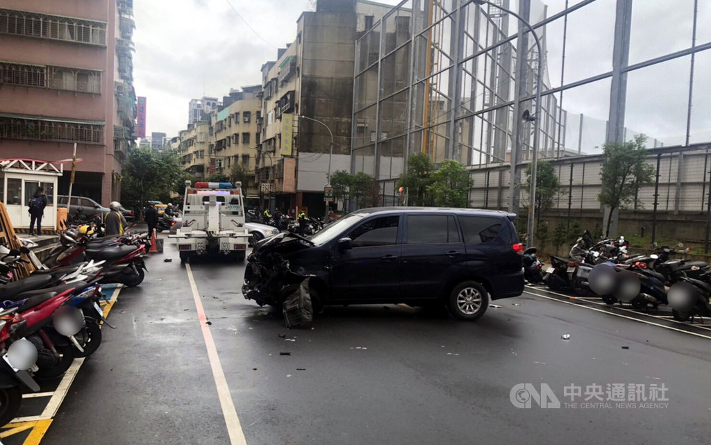 白姓男子4日清晨駕駛黑色廂型自小客車,行經新北市名源街23號前時,不明原因撞擊路邊停車格內的機車,共47輛遭到波及。(民眾提供)中央社記者黃旭昇新北傳真 109年12月4日
