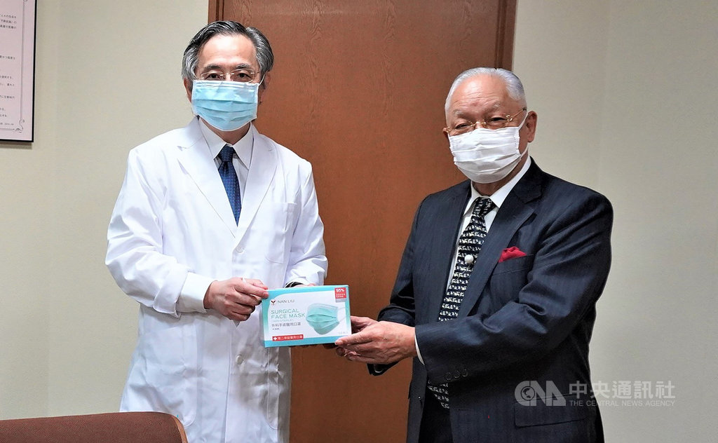 台僑團體「全日本台灣連合會」會長趙中正(右)4日到順天堂醫院捐台灣製醫療用口罩,由該院副院長村上晶代表接受。中央社記者楊明珠東京攝 109年12月4日