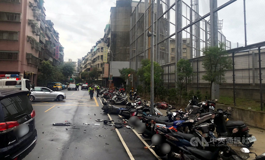 白姓男子4日清晨駕駛自小客車失控撞擊路邊47輛機車,白姓男子多處擦傷,送醫就診無生命危險。(民眾提供)中央社記者黃旭昇新北傳真 109年12月4日