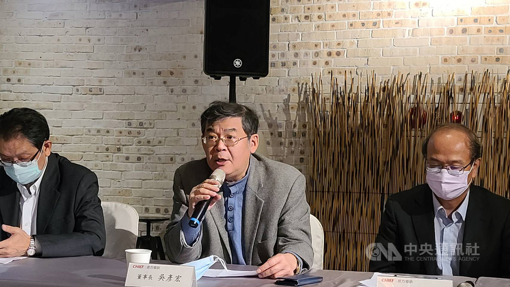是方電訊董事長吳彥宏(中)表示,雲端服務成長快速,帶動毛利率逐年攀升。雲端的占比會持續變大,從1% 以內逐年成長,看好明年將達14%、15%的水準。中央社記者江明晏攝 109年12月4日