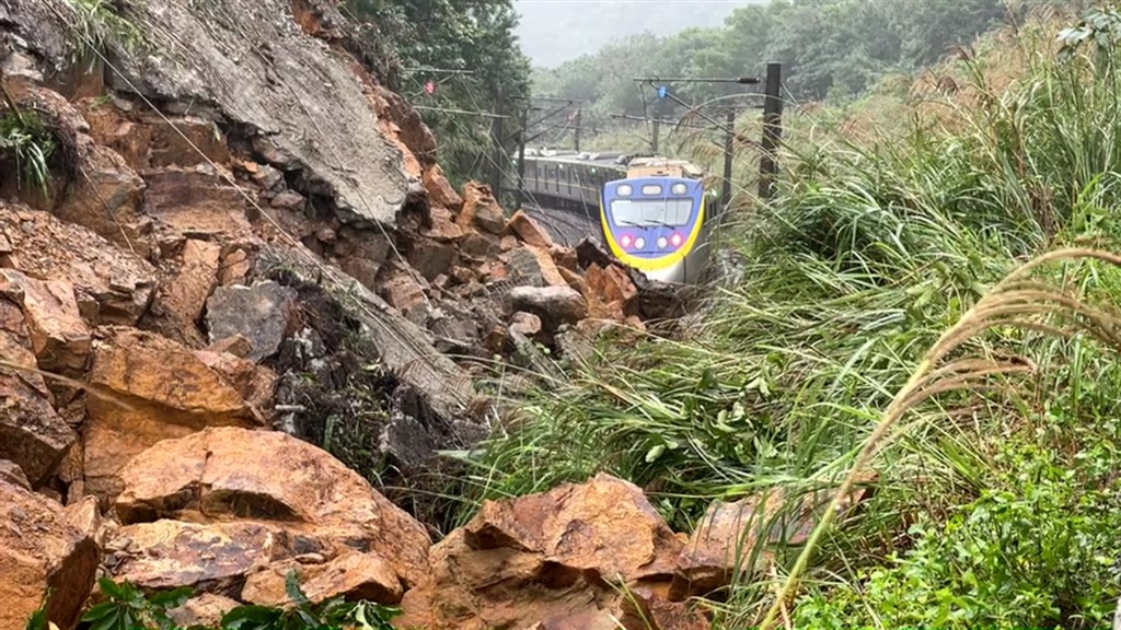 台鐵猴硐至瑞芳段受大雨影響,4日上午再度發生邊坡土石、岩塊、草木崩落,造成交通中斷,台鐵全力搶修,預估5日上午搶通。(讀者提供)中央社 109年12月4日