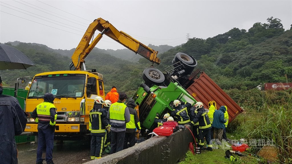 一輛聯結車4日行經瑞芳區快速道路引道時,不明原因翻覆。新北市與基隆市府消防局聯手救援,破壞車體,將受困駕駛救出。(新北市府消防局提供)中央社記者黃旭昇新北傳真 109年11月4日