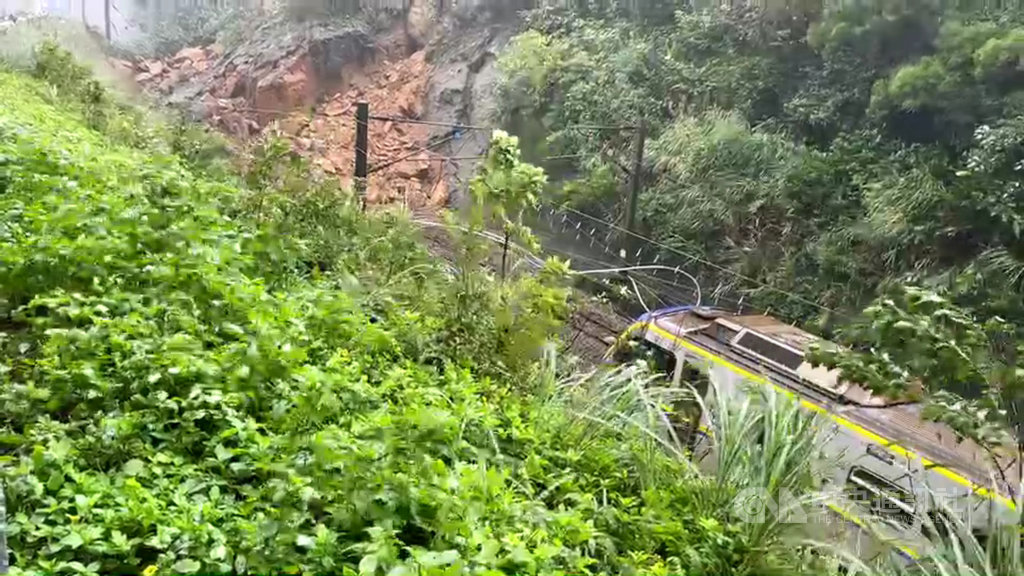 台鐵猴硐至瑞芳段受大雨影響,4日再度發生土石滑落造成交通中斷,大量土石、岩塊、草木侵入軌道,東西正線暫停運行,一度有2列車停在現場,幸無人受傷;台鐵預估5日搶通。(讀者提供)中央社 109年12月4日