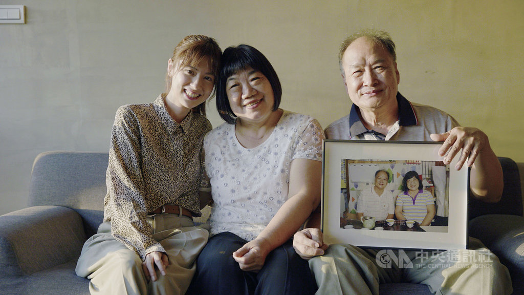演員林予晞(左)與鑿花師傅張旭輝(右)夫妻因拍攝紀錄片「快門下慢刻哲學」結緣,感情有如家人一般。(公視提供)中央社記者葉冠吟傳真 109年12月4日