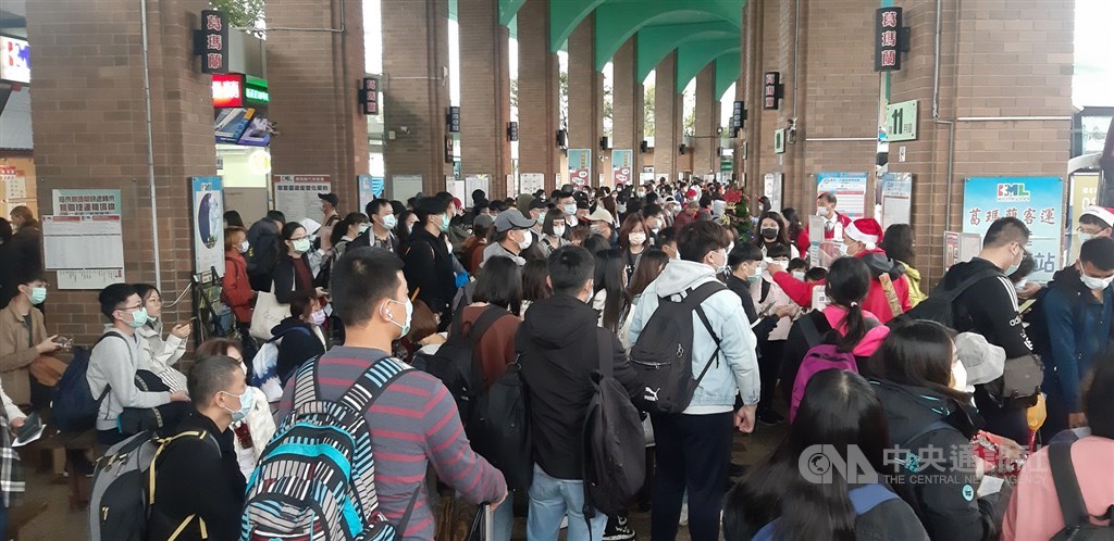 台鐵東部鐵路中斷,導致原本搭火車從花東北上的旅客4日必須在宜蘭下車,改搭國道客運繼續北上,羅東轉運站湧現人潮。中央社記者沈如峰宜蘭縣攝 109年12月4日