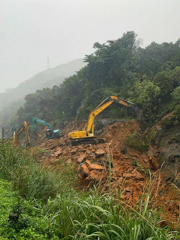 台鐵瑞芳至猴硐間3日才修復的邊坡,4日再度大片滑落,導致台鐵樹林往宜蘭、花蓮及台東的路線中斷,台鐵全力搶修中。交通部長林佳龍稍早預告,恐要4天才會恢復通行,已指示公路客運投入疏運。(台鐵提供)中央社記者汪淑芬傳真 109年12月4日