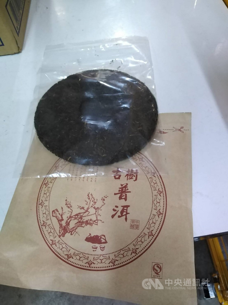 台泰警方宣布攜手破獲跨境運毒集團,台籍主嫌呂姓男子等人至泰國購買大麻,再將偽裝成普洱茶餅外型的大麻花運回台灣,但在機場遭泰警查獲,警方溯源追查,在台逮捕5人到案。(刑事局提供)中央社記者黃麗芸傳真 109年12月4日