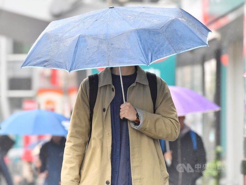 東北季風影響,中央氣象局4日上午發布台北市、新北市、基隆市及宜蘭縣大雨、豪雨特報。(中央社檔案照片)