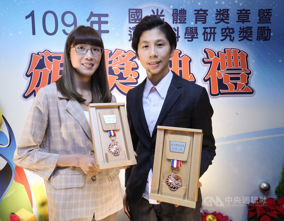 109年度國光體育獎章暨運動科學研究及發展獎勵頒獎典禮4日在體育署舉行,拳擊女將林郁婷(右)與黃筱雯(左)獲頒三等一級獎章。中央社記者張新偉攝 109年12月4日
