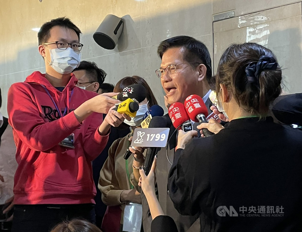 台鐵列車長因趴跪開車門問題引議,交通部長林佳龍(右2)4日受訪時表示,將請台鐵檢討改進,因為是特定路線最後一站,是否一定需要省掉列車長還需再討論,且應可以改變開關位置,未必需要人員跪著開門。中央社記者余曉涵攝 109年12月4日