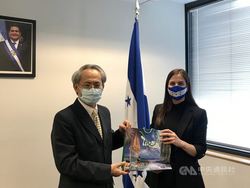 駐舊金山台北辦事處處長賴銘琪(左)於3日拜會宏都拉斯駐舊金山總領事館領事瓦維德,表達台灣與北美僑界對於宏都拉斯自11月中以來受到約塔與伊塔颶風侵襲的關心與援助,瓦維德表示感謝。(駐舊金山台北經濟文化辦事處提供)中央社記者周世惠舊金山傳真 109年12月5日