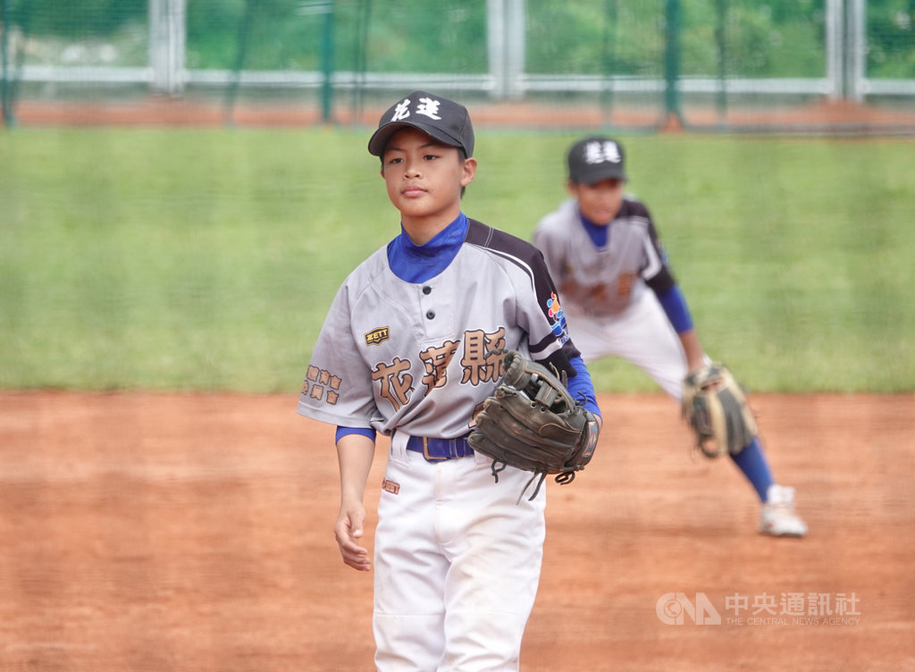 2020年第8屆花蓮台彩威力盃全國少棒賽,地主花蓮藍隊5日在8強戰以3比4不敵新北市隊,無緣晉級。圖為花蓮藍後援投手林政武登板。中央社記者謝靜雯攝 109年12月5日