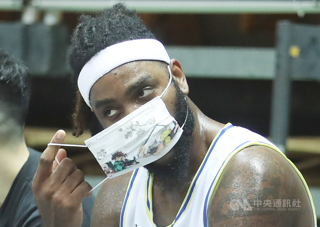 SBL裕隆納智捷洋將、喬丹女婿克里斯馬斯(Rakeem Christmas)(圖)是個不折不扣的動漫迷,他的最愛就掛在臉上,口罩上的圖案正是近來最夯的日本動漫「鬼滅之刃」。中央社記者張新偉攝 109年12月5日
