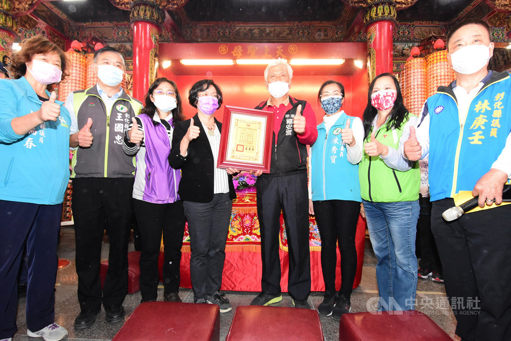 彰化新港十八庄送大爐獲登錄為彰化縣民俗類無形文化資產,伸港鄉福安宮5日舉辦「送大爐」儀式時,彰化縣長王惠美(左4)也親自到場,為福安宮授證。(彰化縣政府提供)中央社記者蕭博陽彰化縣傳真 109年12月5日