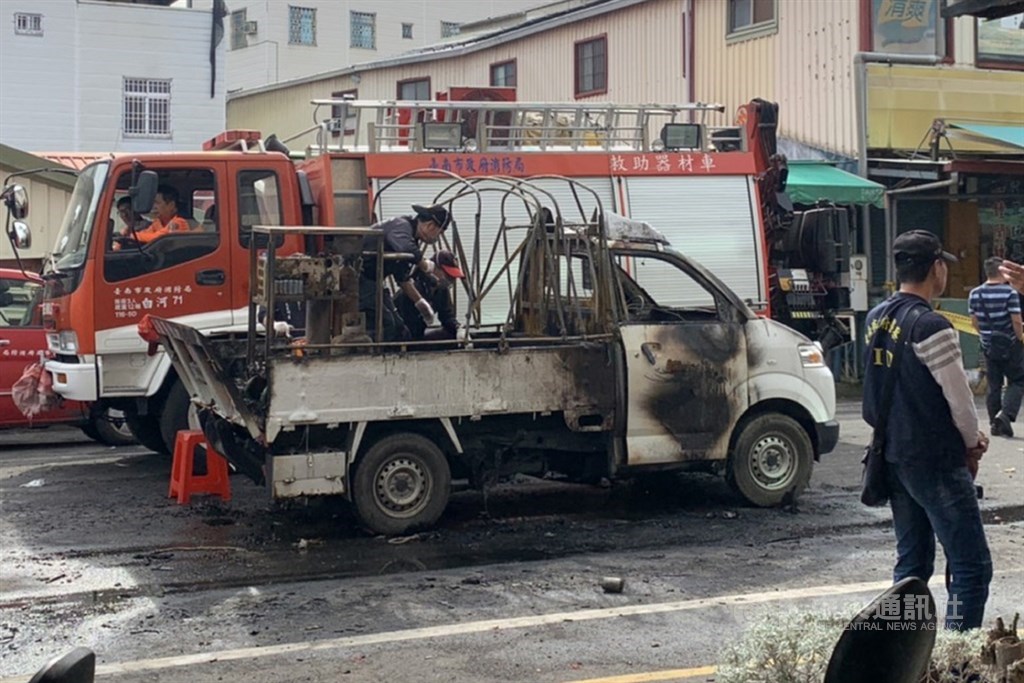 高雄市彌陀區某進香團5日上午參加台南市白河區宮廟活動,隊伍中一輛施放爆竹的小貨車突然起火,一名8歲女童逃生不及喪命,鑑識人員事後進行採證調查。中央社記者楊思瑞攝 109年12月5日