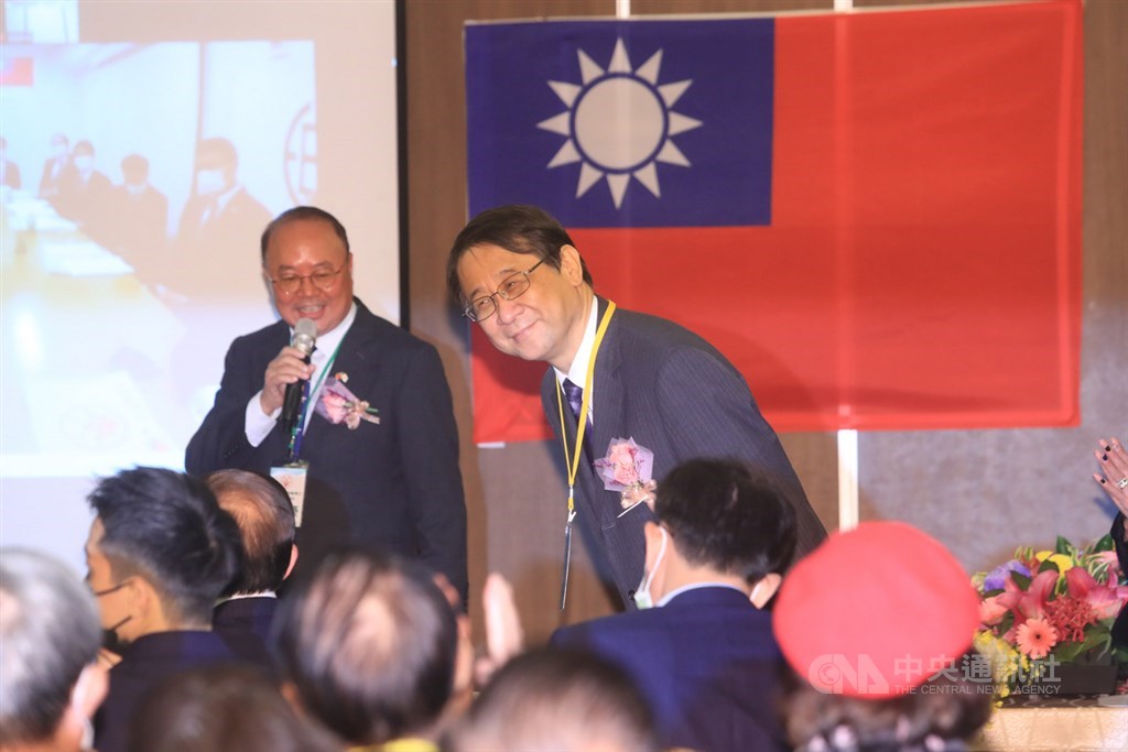 2020高座台日交流大會5日下午在台北市北投區舉行,日本駐台代表泉裕泰(右)出席,向與會來賓鞠躬致意。中央社記者吳家昇攝 109年12月5日