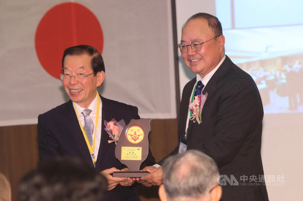 2020高座台日交流大會5日下午在北投水美溫泉會館舉行,台灣駐日代表謝長廷(左)出席,從台灣高座之友會會長何敏豪(右)手中接過感謝獎座。中央社記者吳家昇攝 109年12月5日