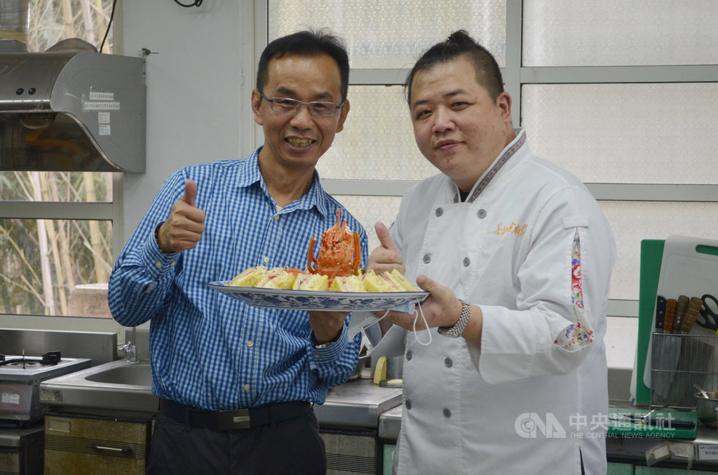 嘉義縣大埔國中小校長林子欽(左)感謝廚師朱建宇(右)帶著團隊從台北開車5小時到嘉義深山,義務教學生做龍蝦沙拉,讓學生留下美好回憶。中央社記者蔡智明攝 109年12月5日
