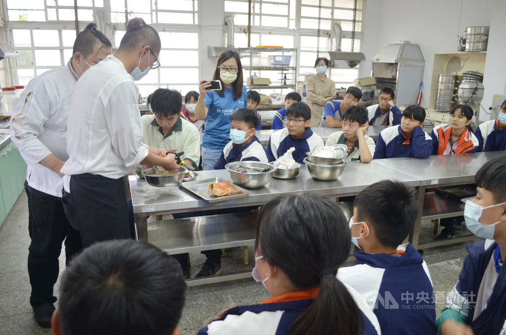餐廳主廚朱建宇3日應嘉義縣立大埔國民中小學的邀請,教全校26名國中生做龍蝦沙拉拼盤,讓山裡的孩子也能嚐到海鮮滋味。中央社記者蔡智明攝 109年12月5日