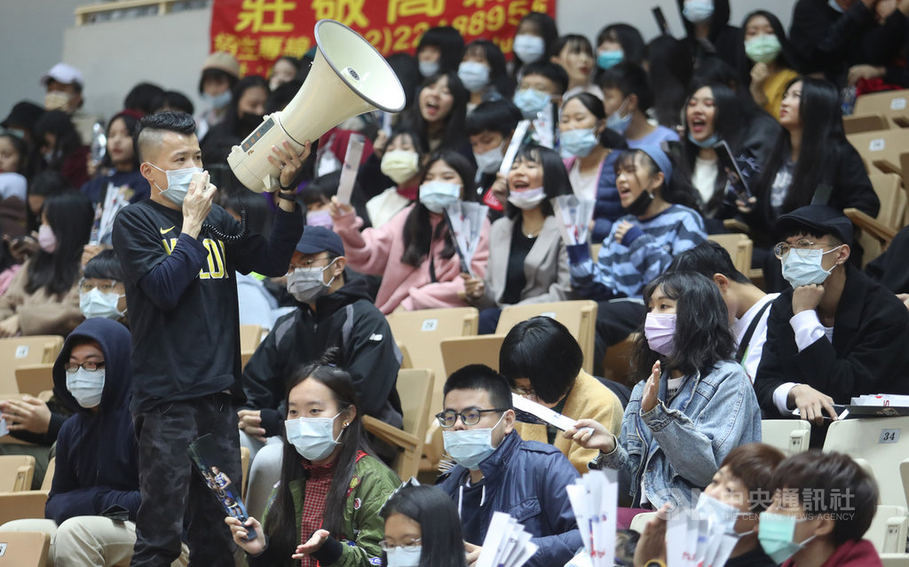 第18屆SBL超級籃球聯賽5日在新莊體育館火熱登場,為配合「秋冬防疫專案」,除場上比賽球員與裁判外,球員板凳席上就連教練團們也都得戴口罩;場邊帶動加油氣勢的隊長也戴著口罩呼喊加油口號。中央社記者張新偉攝 109年12月5日