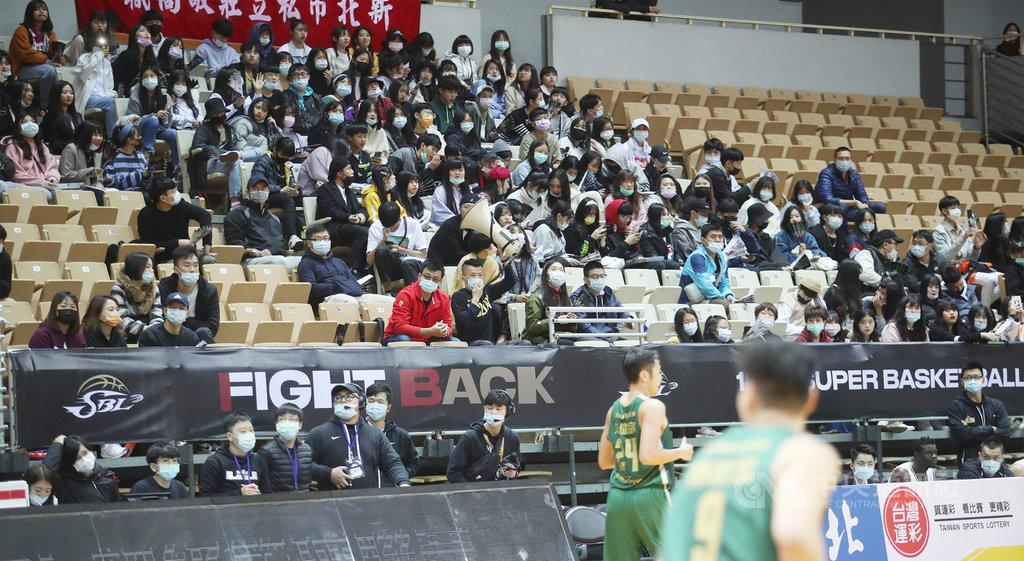第18屆SBL超級籃球聯賽5日起正式開打,配合中央「秋冬防疫專案」,除場上比賽的球員與裁判外,在球員板凳席上,就連教練團們也都得戴上口罩。中央社記者張新偉攝 109年12月5日