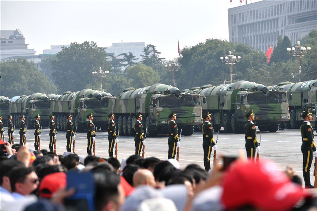美國印太司令戴維森首度證實,共軍已成功試射有「航空母艦殺手」之稱的反艦彈道飛彈。圖為中共建政70週年閱兵展示的東風-26。(中新社)