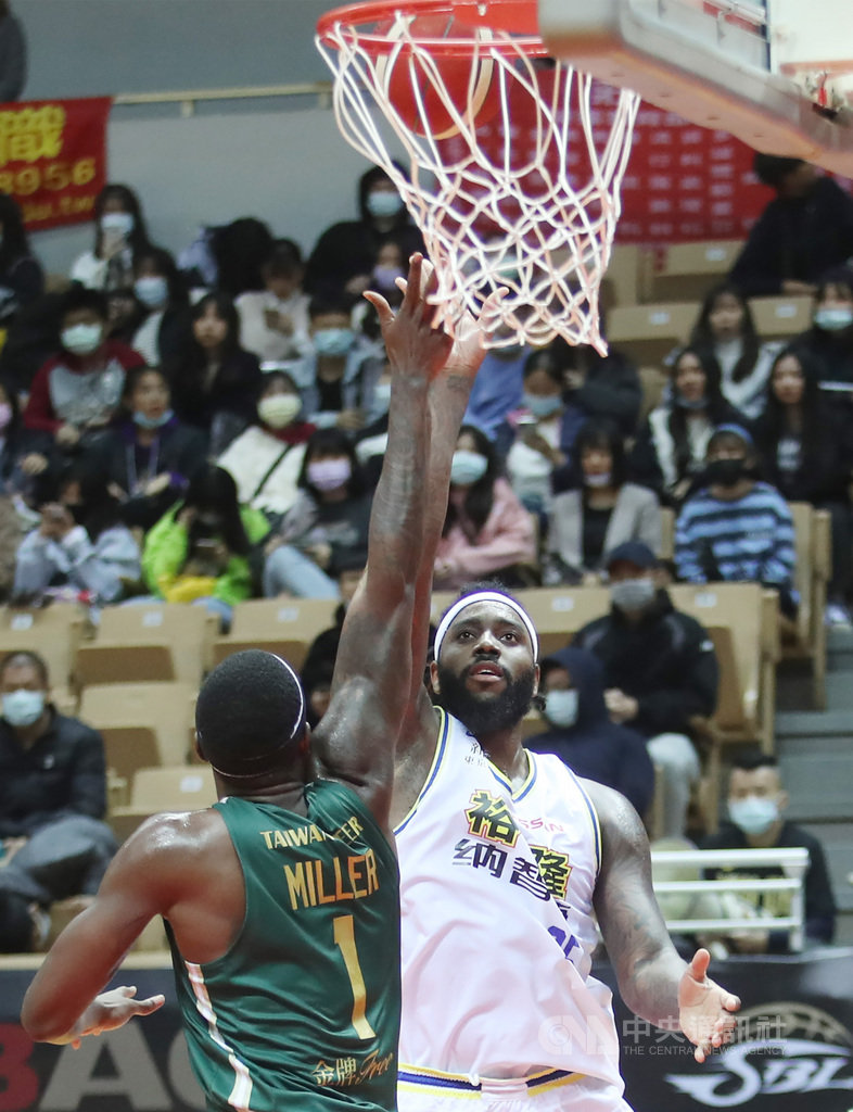 第18屆SBL超級籃球聯賽5日在新北市ㄒ新莊體育館開打,裕隆洋將克里斯馬斯(Rakeem Christmas)(右)首度出戰,面對衛冕軍台灣啤酒,他出賽近32分鐘,累計12投8中,拿下全隊最高的20分、10籃板與3阻攻。中央社記者張新偉攝 109年12月5日