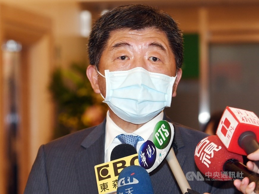 日前1名印尼移工確診武漢肺炎,疫情指揮中心指揮官陳時中(圖)5日說,該名移工在宿舍的接觸者,新增1名確診。(中央社檔案照片)
