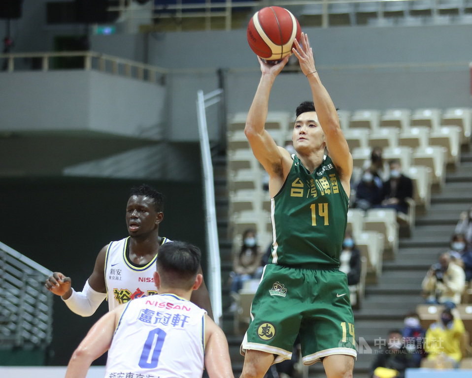 第18屆SBL超級籃球聯賽5日在新莊體育館開打,晚間賽事由台啤出戰裕隆,台啤主控蔣淯安(右)出賽不到25 分鐘累計13投8中,包括三分球4投3中,全場拿下20分、4抄截、2籃板與1助攻,幫助球隊旗開得勝。中央社記者張新偉攝 109年12月5日