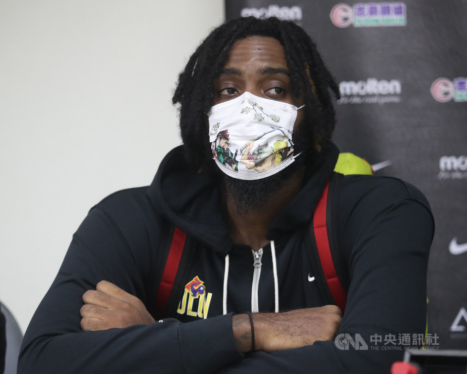 SBL裕隆納智捷洋將克里斯馬斯(Rakeem Christmas)5 日首度出戰,拿下全隊最高的20分、10籃板與3阻攻,不過賽後焦點則全在他臉上彩色的人氣動漫「鬼滅之刃」口罩上。中央社記者張新偉攝 109年12月5日