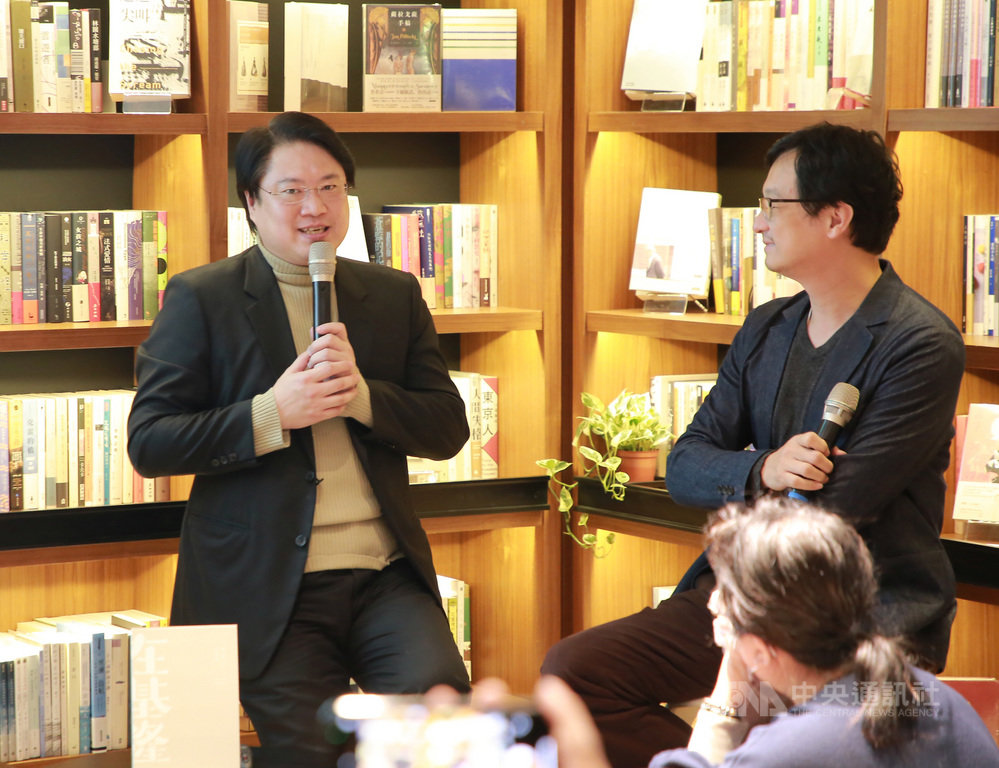 基隆市文化局5日在台北發表新書「在基隆:城、海、山與未來」,市長林右昌(左)出席表示,近年市府以文化與歷史為核心的都市改造行動,將過去傳統政府中最弱勢的文化部門放在最前面,打破了其他單位的本位主義。(基隆市政府提供)中央社記者沈如峰基隆傳真 109年12月5日