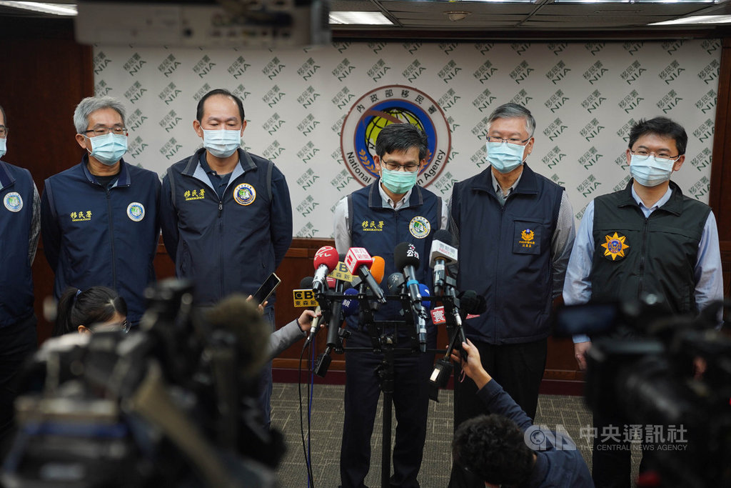 一名列為武漢肺炎確診接觸者的移工失聯,移民署和警政署成立專案小組尋人。移民署國際及執法事務組組長張文秀(中)6日召開記者會說明過程。中央社記者徐肇昌攝 109年12月6日
