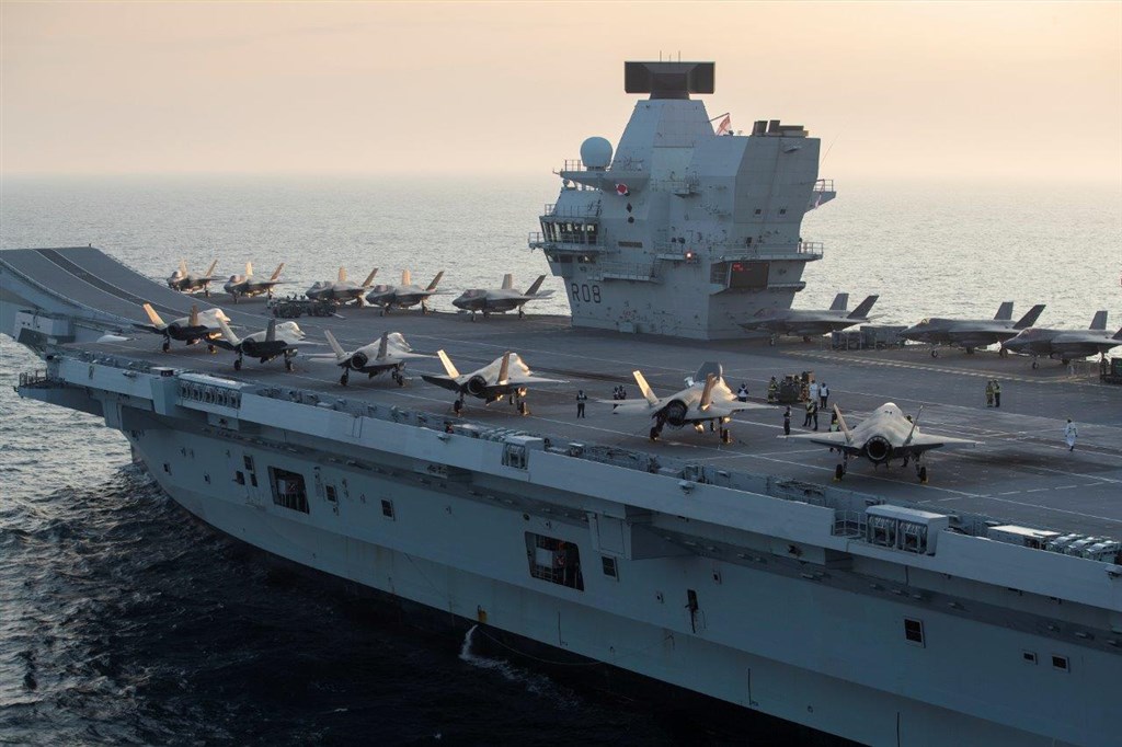 共同社報導,日本政府相關人士5日透露,英國海軍最快2021年初將向包括沖繩縣等在內的西太平洋,長期派遣航空母艦「伊麗莎白女王號」(圖)為核心的航艦打擊群。(圖取自facebook.com/royalnavy)