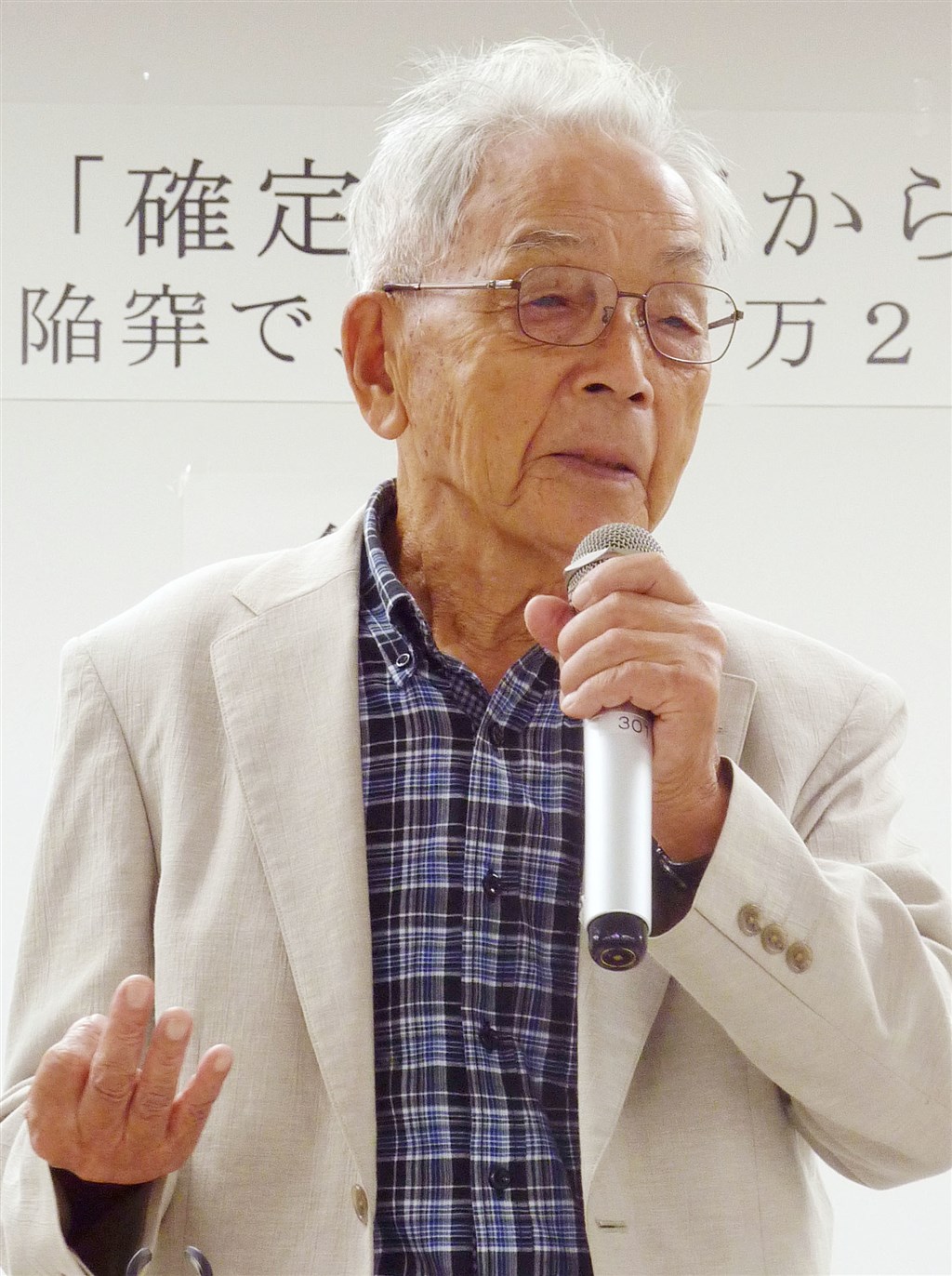 免田榮為日本史上首名獲法院再審改判無罪的死囚,獲釋後他致力預防冤罪發生及廢除死刑等活動,5日因衰老去世,享耆壽95歲。圖為免田榮2013年在演講活動中分享自身經驗。(共同社)