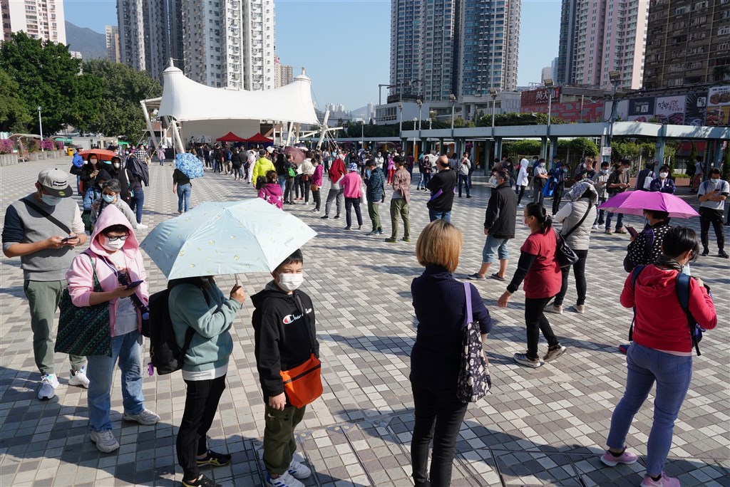 香港疫情持續升溫,5日新增101例確診武漢肺炎,連續兩天增逾百例。圖為5日香港民眾在黃大仙廣場排隊等候武漢肺炎病毒核酸檢測。(中新社)