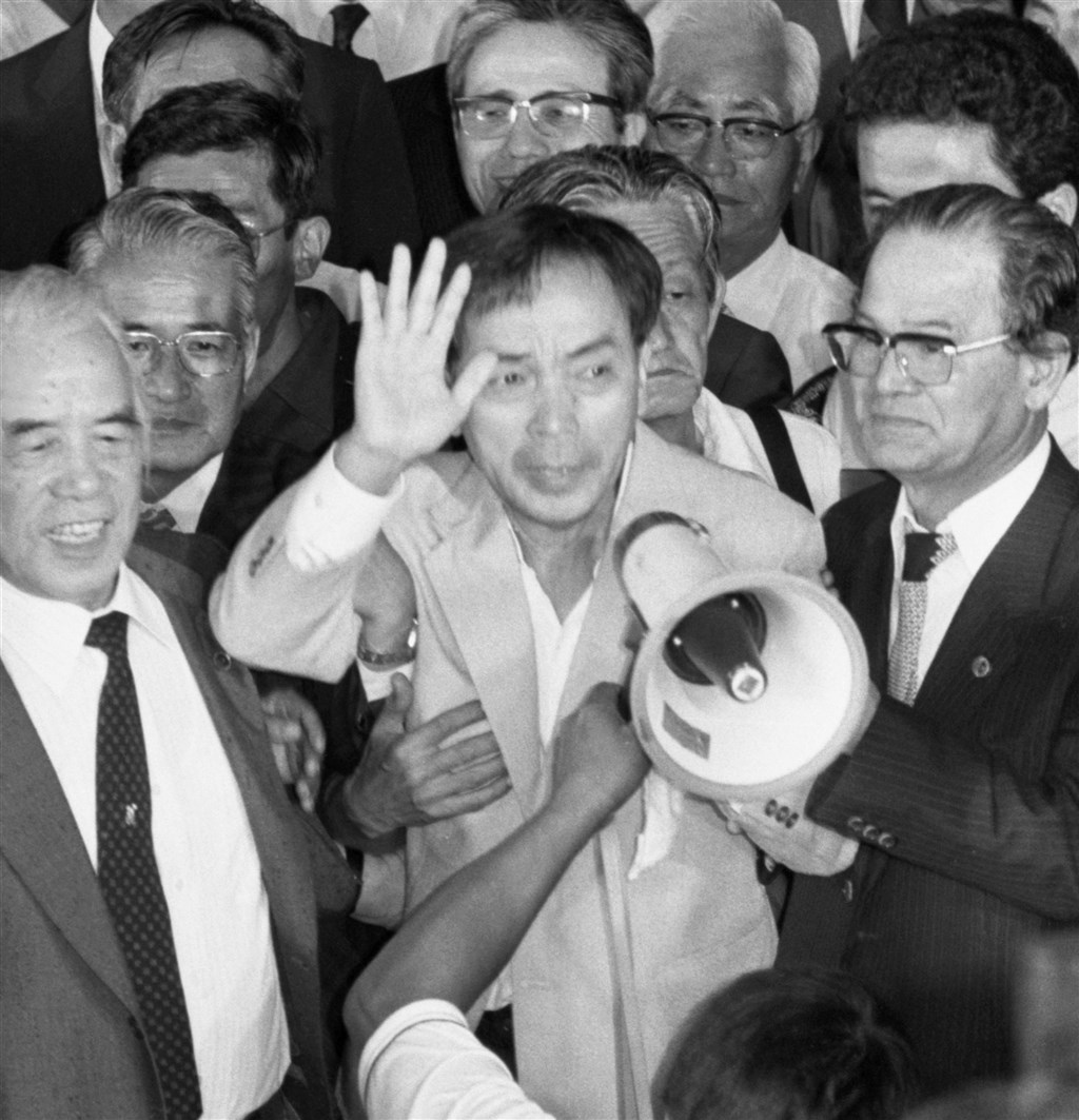 免田榮1952年遭日本法院判決死刑定讞,經過逾34年的牢獄生活後,在1983年獲判無罪。圖為免田榮(招手者)1983年7月獲釋出獄。(共同社)