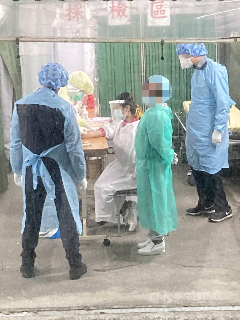 移民署和警政署4日獲報,有一名列為武漢肺炎確診接觸者的移工失聯,隨即成立專案小組尋人,6日清晨在台北市一處民宅查獲這名越籍移工,無染疫症狀,隨即送醫採檢並隔離。(移民署提供)中央社記者黃麗芸傳真 109年12月6日