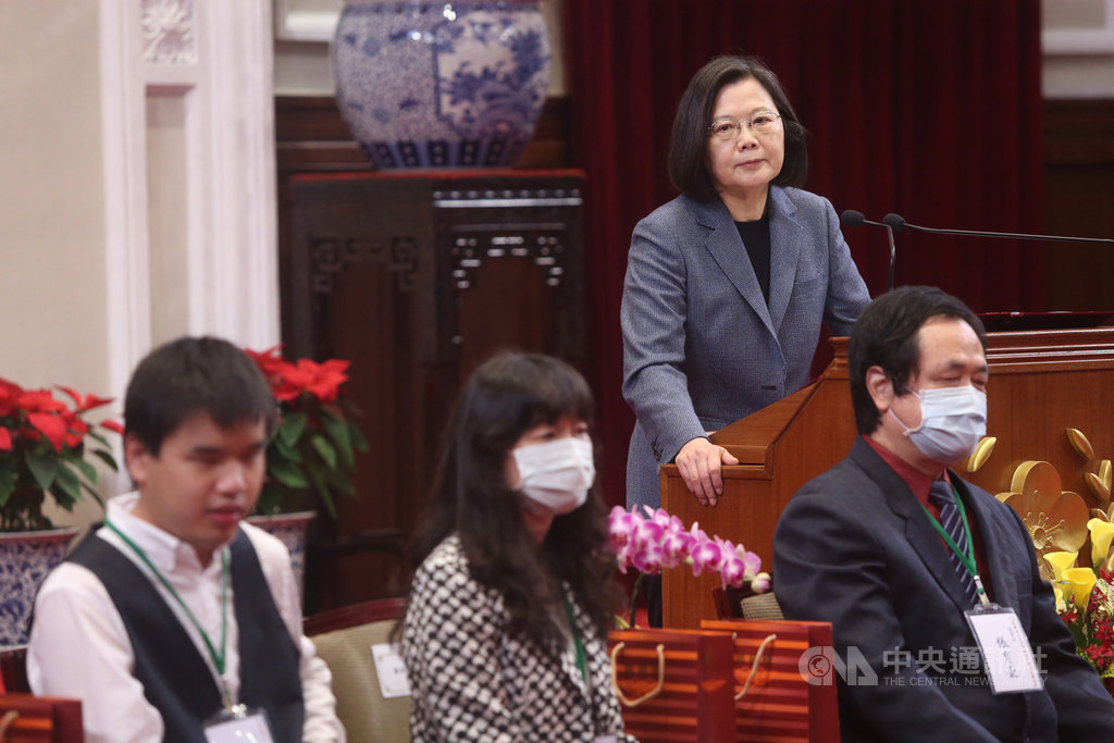 總統蔡英文（後右）7日上午在總統府接見第28屆視障音樂大賽得獎人暨財團法人台北市視障音樂文教基金會重要幹部，蔡總統表示，政府會消除文化參與落差，支持優秀的音樂人才，讓更多感動人心的創作和演出可以被國人聆聽到。中央社記者鄭傑文攝　109年12月7日
