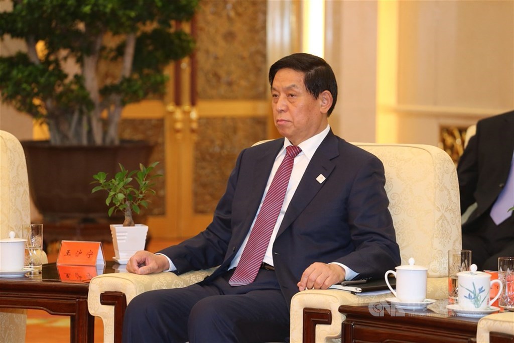 據傳美國總統川普因不滿港府取消反對派議員資格,將再制裁中國和香港官員。彭博報導,這波制裁對象可能包含全國人民代表大會常務委員會委員長栗戰書(圖)。(中央社檔案照片)