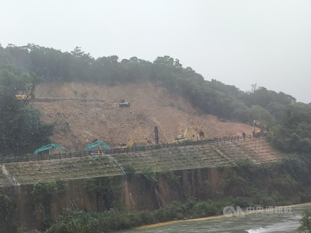 台鐵瑞芳至猴硐路段4日發生大片邊坡土石崩落，事故路段原先風險分級列入相對穩定，遭外界質疑。圖為搶修工程8日上午已順利將工區內的雨水積水抽排入基隆河。中央社記者王朝鈺攝　109年12月8日