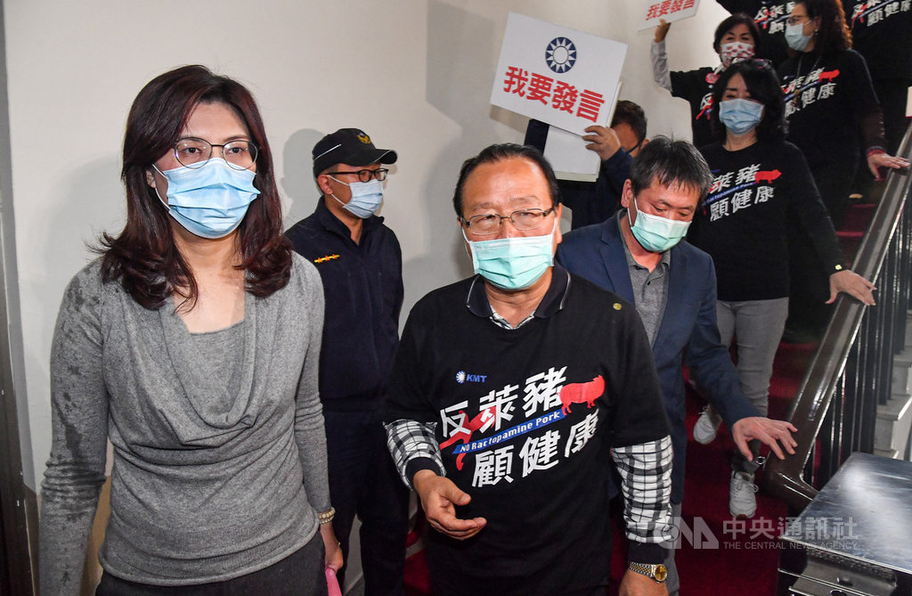 立法院長游錫堃8日召集朝野協商,討論萊豬行政命令等案,朝野吵成一團,國民黨團憤而離席,協商破局,國民黨立委鄭麗文(左)右手有液體潑灑痕跡。中央社記者鄭清元攝 109年12月8日