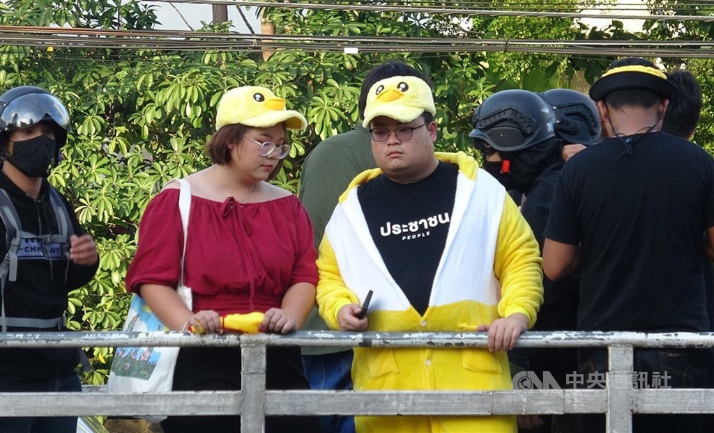泰國學生領袖帕努沙雅(左)和巴利(右)因提出王室改革議題,遭警方以刑法112條冒犯君主罪傳喚,圖為帕努沙雅和巴利11月25日出席反政府抗議活動。(中央社檔案照片)