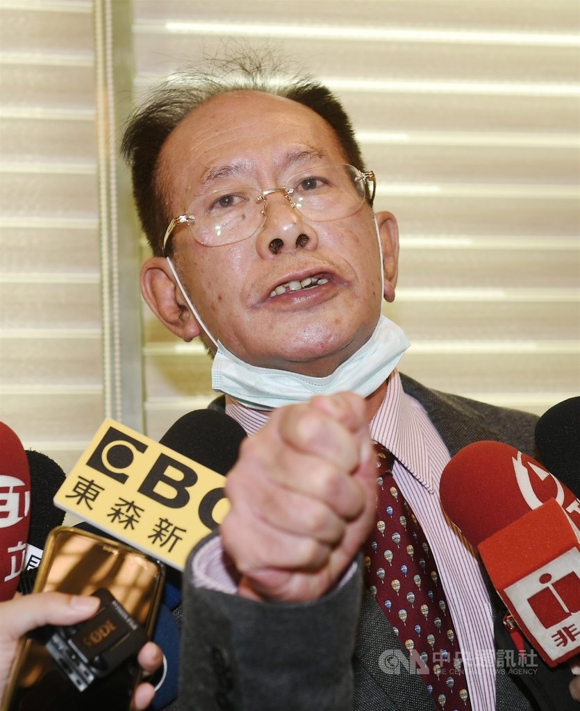 國民黨立委陳超明涉收賄案,日前以新台幣500萬元交保。他8日在立法院受訪表示,經過這次事件,會思考是否參選苗栗縣長,因為當立委看起來沒用。由於已遭停權,未來是否加入國民黨團運作,他說,再看看。中央社記者施宗暉攝 109年12月8日