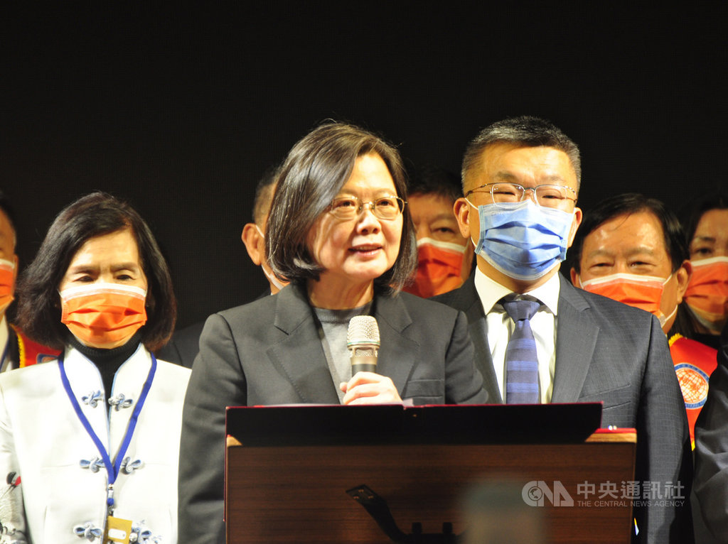 總統蔡英文(前)9日赴宜蘭參加2020年世界柯蔡宗親總會第21屆第一次會員代表暨世界宗親懇親視訊大會,致詞時指出,因防疫有成,讓台灣在今年成為「最國際的一年」,國際上對台灣的報導從來沒有像今年這麼多。2排左為宜蘭縣長林姿妙、2排右為立法院副院長蔡其昌。中央社記者沈如峰宜蘭縣攝 109年12月9日